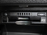 コンソール内一体型のビルトインETC装備!見た目の部分も良いですが、ETCカードの盗難防止になる設置箇所です!料金所の渋滞回避!時間帯・日によって料金の軽減を受けられます!ストレス知らずのドライブ!