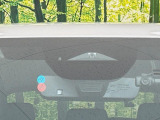 【スマートブレーキサポート】走行中に前方の車両等を認識し、衝突しそうな時は警報とブレーキで衝突回避と被害軽減をアシスト。より安全にドライブをお楽しみいただけます。