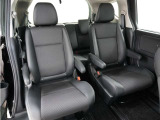2列目キャプテンシートです!シート間が通路となるため、1列目から3列目まで、すべての席へスムーズに移動できます。