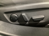 運転席にはパワーシートを装備!シート位置を記憶するメモリー機能付きなのでご夫婦で2名分セットすると便利です♪