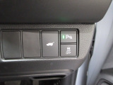 パーキングセンサーや横滑りを防ぐVSA等のスイッチ類は運転席の右側、手の届きやすい位置にあります。