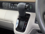 インパネシフトだから視線の移動も少なく足元もスッキリ♪運転席もゆったりしているのでゆとりを持ってドライブできますね!