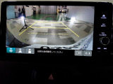 バックカメラの画像です。ガイドラインがスムースな車庫入れをサポートいたします。車庫入れの安心感がアップしますね。