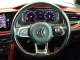 Volkswagen全車共通の上質な本革を使用した手触りのしっとりとしたステアリングです。唯一素肌が触れるハンドルは上位モデルと同じ握り心地になっております。