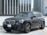 ポリゴンのように平面を組み合わせたバンパーはBMWの最近のデザイン。くの字型のデイタイムランニングライト