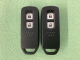 スマートキーを装備しています。鍵を差し込むことなくドアロックの開け閉めと、スタートボタン操作でのエンジンスタートができます。スペアキーも同じものを用意しております。