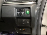 燃費を良くするECON、横滑りを防止するVSA等のスイッチは運転席の右側、手の届きやすい位置にあります。