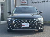 シングルフレームグリルはAudiの象徴的なデザイン要素であり、一目でAudiとわかるスタイル、大きくて迫力のある形状が車のスポーティな印象を強調しており、魅力的なデザインとなっています。