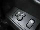 駐車時や狭い道でのすれ違い時に気を使うミラー。電動格納式ドアミラーはそんな時に便利です。