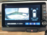 リバースギアに入れるだけで後方の表示へ切り替わります。夜間や雨の日の駐車も楽になりますよ。