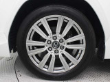 プレミアムメタリック塗装の22インチ鍛造アルミホイールを装備しています。タイヤサイズ265/50R22
