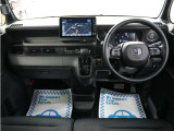 運転にかかわる様々な操作を安全に行えるように視点移動が少なく、操作性に配慮されたスイッチ類が凝縮されたコクピットです。