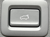 【パワーバックドア】スマートキーや運転席のボタンを押すだけでリアゲートが自動で開閉します!荷物を持っている時や、高い位置にあるバックドアを閉める際に便利な機能です♪