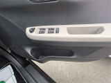 運転席パワーウィンドウスイッチとドリンクホルダーです。