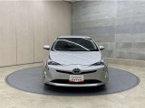 お車購入のポイントとなるフロントマスクです!シャープな目つきが印象的なデザインのヘッドランプです。