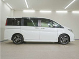 リアには左右スライドドアを採用。狭い駐車場でも開閉しやすく、強風の日でもドアが煽られにくくなっております。小さなお子さまやご年配の方も安心して乗り降りできます。