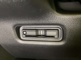 ハンドルの左下にETCがついています。高速道路の料金所の通過も楽々です!。 カードの取り出しもしやすい場所についています。