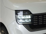 【LEDヘッドライト】省電力で、明るく遠くまで照らし、夜道や雨天などの走行の際、安心感を高めます。オートライト機構で周囲の明るさを感知し、自動で点灯、消灯します。