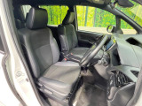 運転席まわりには十分なスペースがあり、大柄な方でもゆったり運転していただける環境です。