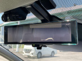 【インテリジェントスマートルームミラー】です。車両後方のカメラ映像がミラー(液晶画面)に写るので、後席の人や荷物が写りこみません。夜間や悪天候でも視界が良好です♪