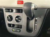 中古車選びで意外と見落としがちなポイントが、シフトレバー周辺の状態です。今回掲載している画像では、操作部分の使用感をはじめ、パネルの傷や擦れ、ボタン類の動作跡など、確認していただけます。