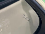 【ブラインドスポットモニター】走行中、ドアミラーの死角になりやすい箇所に後続車が接近するとサイドミラーのレンズに警告を表示!ドライバーに注意喚起をしてくれます。