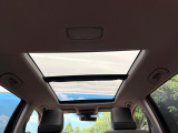 【大型サンルーフ】車内の解放感が一気に上がる大型のパノラマルーフ!季節を問わず開放的で快適なドライブをお楽しみいただけます。流通量も少なく希少価値の高い人気の装備です♪