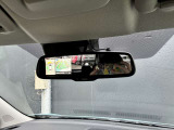 ルームミラーには、上から丸見えアラウンドビューモニターが写るので駐車が苦手な方には便利な装備になりますね♪