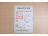 【車両検査証明書】店頭にて、クルマの状態が一目で分かる査証明書を公開中。トヨタ認定検査員が厳しく検査し、状態を点数と図解で表示しています。修復歴はもちろん、傷やヘコミの箇所や程度がご確認いただけます。