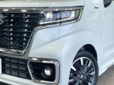 【LEDヘッドライト】悪天候や夜間走行時も良好な視界を確保し安心して運転できる高輝度LEDヘッドライトを装備!点灯速度が早く、消費電力も抑えられています。