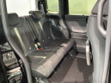 後席も余裕の広さ!ゆったりくつろげます!!