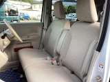 フロントシートはゆったりとしたベンチシートです。運転席にシートヒーターが付いています。