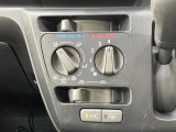 寒い冬も暑い夏も全席に快適な空調を届けてくれる、ダイヤル式エアコンを装備♪