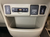 前席の左右別々のシートヒータースイッチが付いています。HiとLoの2段階で温度設定ができます。スイッチの間にはアクセサリーソケットとETCがついており、高速道路の料金所の通過も楽々です!。