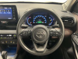 3本スポークステアリング!ステアリングスイッチ付!音量調整やメーター内インフォメーションディスプレイ操作、全車速追従機能レーダークルーズコントロール操作などが可能!