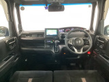 【前方視界】開放的な前方視界!運転がしやすく疲れにくいです♪窓が大きく、見通しがとっても良いおクルマですよ♪