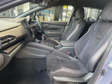 長時間の運転も疲れにくいフロントシート!体をしっかり支えてくれて運転がしやすい形状です!!後部座席もゆったり座れて足元のスペースも広々!ドライブの際は全員が窮屈な思いをせずにお楽しみいただけます!