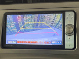 【バックカメラ】駐車時に後方がリアルタイム映像で確認できます。大型商業施設や立体駐車場での駐車時や、夜間のバック時に大活躍!運転スキルに関わらず、今や必須となった装備のひとつです!