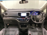車内は光触媒抗菌消臭施工済です。インパネ周りはスタイリッシュなデザインです。グローブボックスやカップホルダーのほかにトレーなどたくさんの収納スペースが付いています。