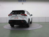 「ダブルウィッシュボーン式」のリヤサスペンションを採用。質感に優れた、心地よい乗車感を実現しています。