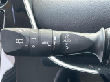 【オートワイパー(AUTO)】雨が降り出した時に、雨滴検出用センサー(レインセンサー)が雨滴を感知すると、自動でワイパーが動作します。