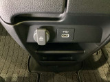 リアドアは乗り降りに便利な両側電動スライドドアです。また運転席に座っていながらスイッチ操作で自在にスライドドアを開け閉めできます。またHondaセンシング用のVSA解除スイッチも横に装備しています。