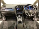車内は光触媒抗菌消臭施工済です。インパネ周りはスタイリッシュなデザインです。グローブボックスやカップホルダーのほかにトレーなどたくさんの収納スペースが付いています。