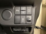 各種機能の切替スイッチは運転席パネル下に集約されています。任意で切り替え可能なため状況に合わせてお使いください。