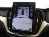 画面分割表示にも対応した360&deg;ビューカメラを搭載。狭い場所での取り回しも安心です。画面を分割することで、俯瞰画像と同時に車両前方または後方の180&deg;広角映像を表示することができます。