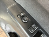 狭い駐車場で便利な電動格納ドアミラーが付いています。