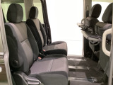 運転席・助手席の背もたれには、2列目シート用にカップホルダー付きの「格納式のシートバックテーブル」を装備しています。休憩時のちょっとした時間などカップを置いたり、小物置きに使えて便利です。