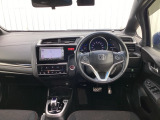 ドライバーの操作性・視認性に配慮した運転席。