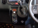 車内を快適に、オートエアコンを装備しています。