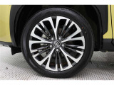 18インチアルミホイール(切削光輝/センターオーナメント付)を装着しています。タイヤサイズ215/50R18